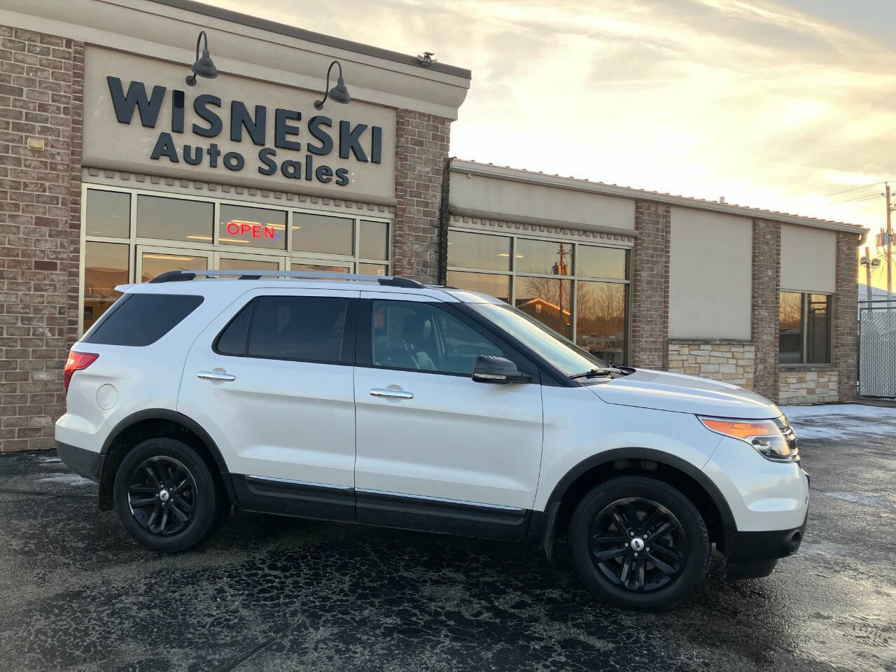 Used 2013 Ford Explorer XLT image 2