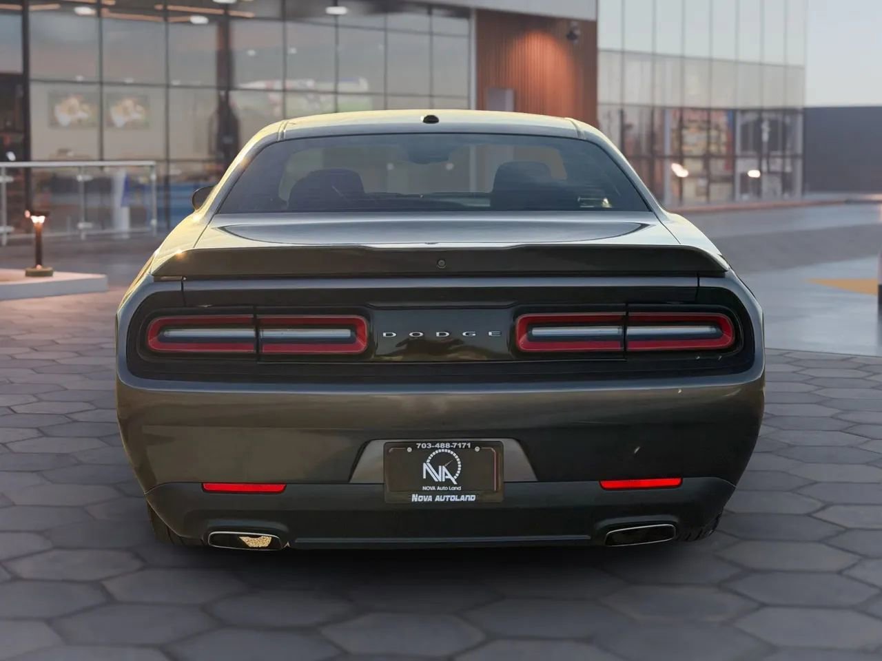 Used 2019 Dodge Challenger SXT image 10
