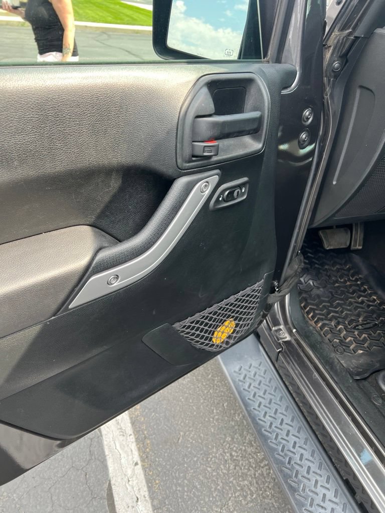 Used 2018 Jeep Wrangler Unlimited Sahara w/ Connectivity Group AWD/4WD image 17