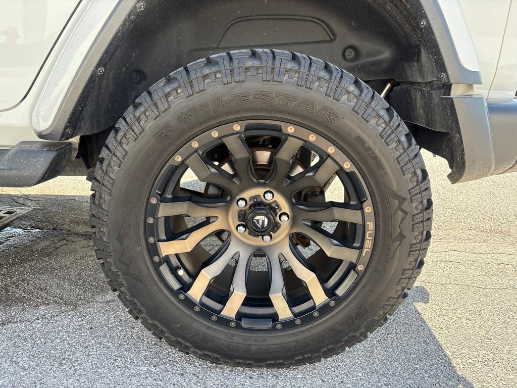 Used 2018 Jeep Wrangler Unlimited Sahara w/ Uconnect 4C Nav & Sound Group AWD/4WD image 17