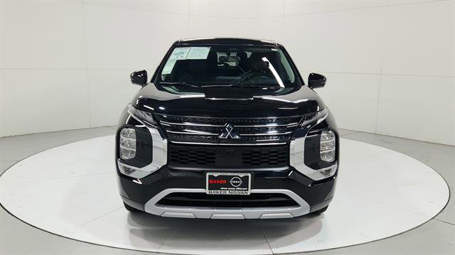 Used 2024 Mitsubishi Outlander SE image 2
