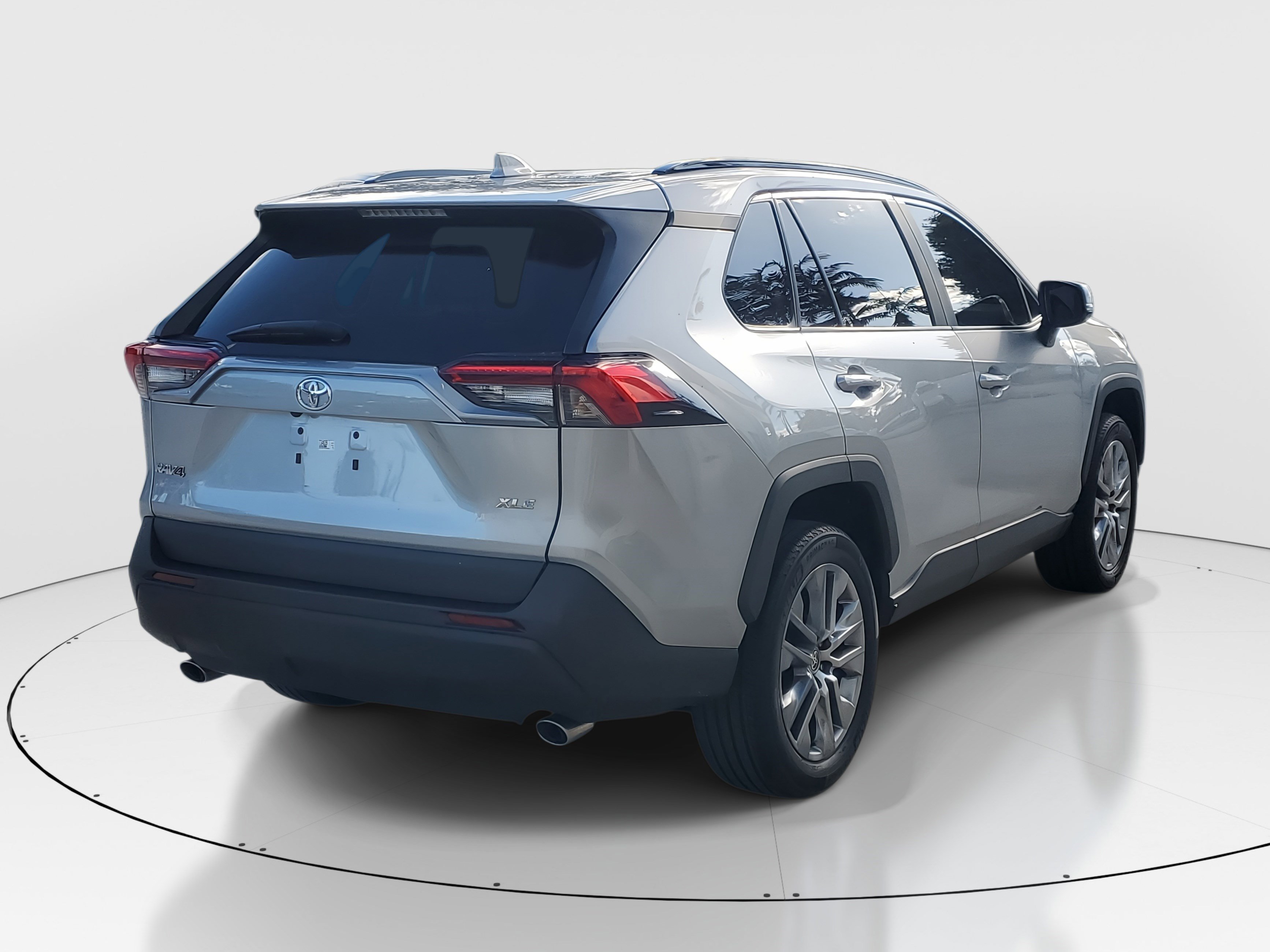 Used 2022 Toyota RAV4 XLE Premium image 4