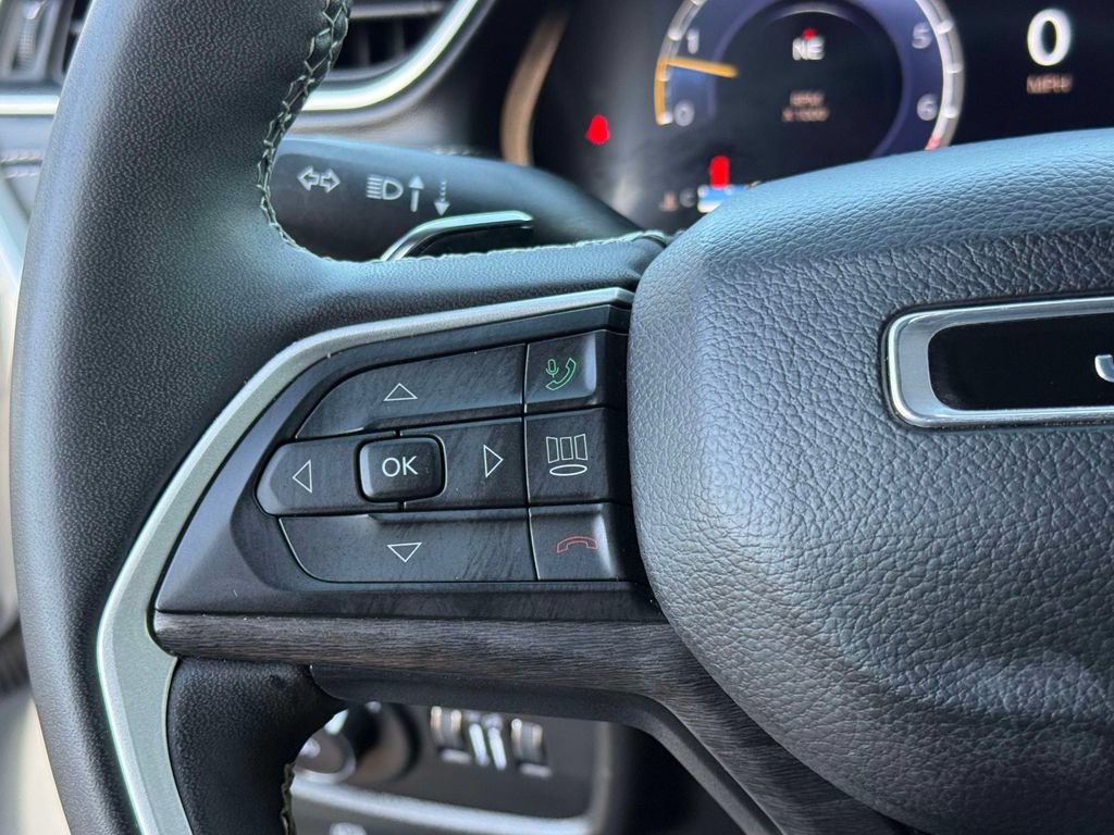 Used 2023 Jeep Grand Cherokee L Limited AWD/4WD image 31