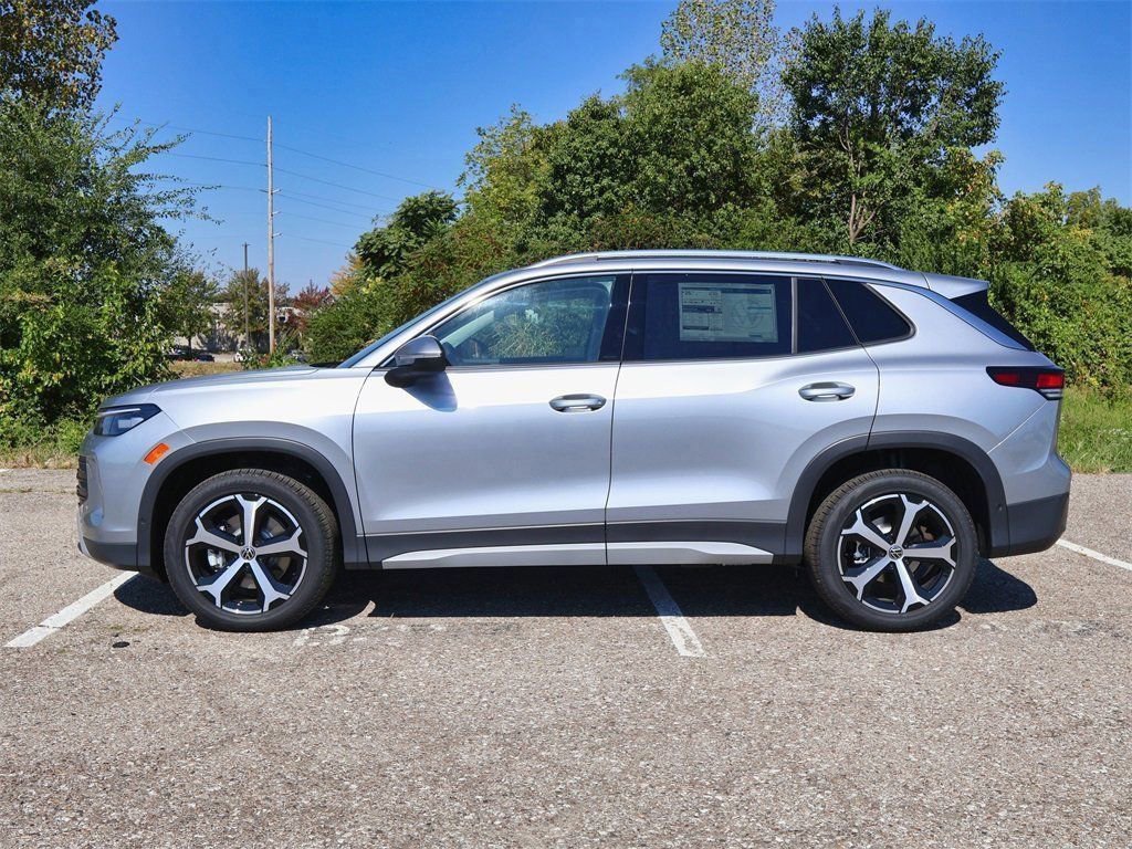 New 2025 Volkswagen Tiguan SE AWD/4WD image 2