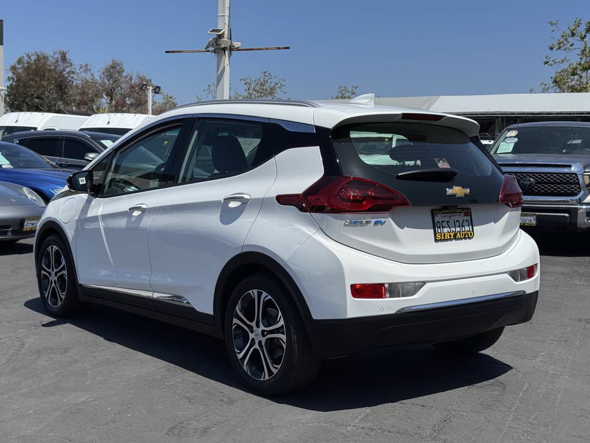 Used 2019 Chevrolet Bolt Premier w/ Infotainment Package FWD image 9