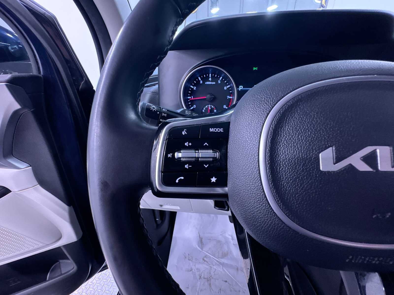 Used 2023 Kia Carnival LX FWD image 20