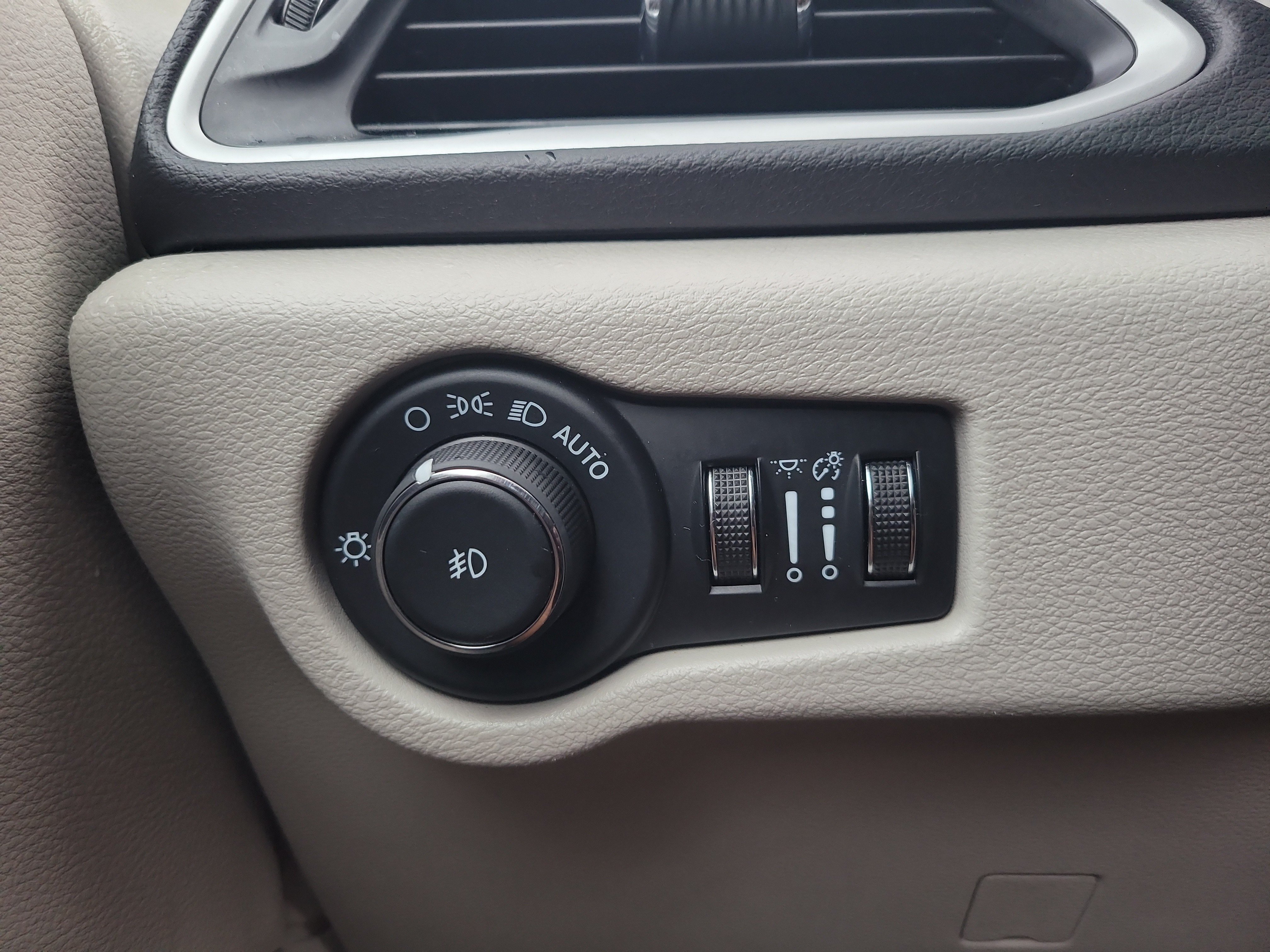 Used 2024 Chrysler Pacifica Touring-L FWD image 30