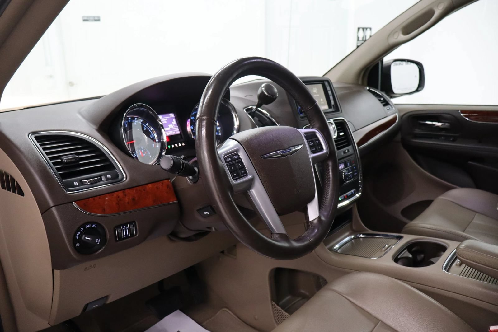 Used 2014 Chrysler Town & Country Touring-L w/ Driver Convenience Group FWD image 16