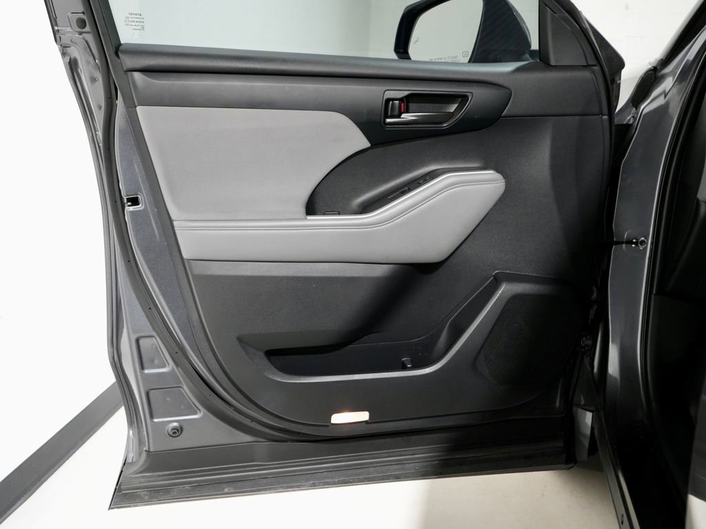 Used 2021 Toyota Highlander LE image 13