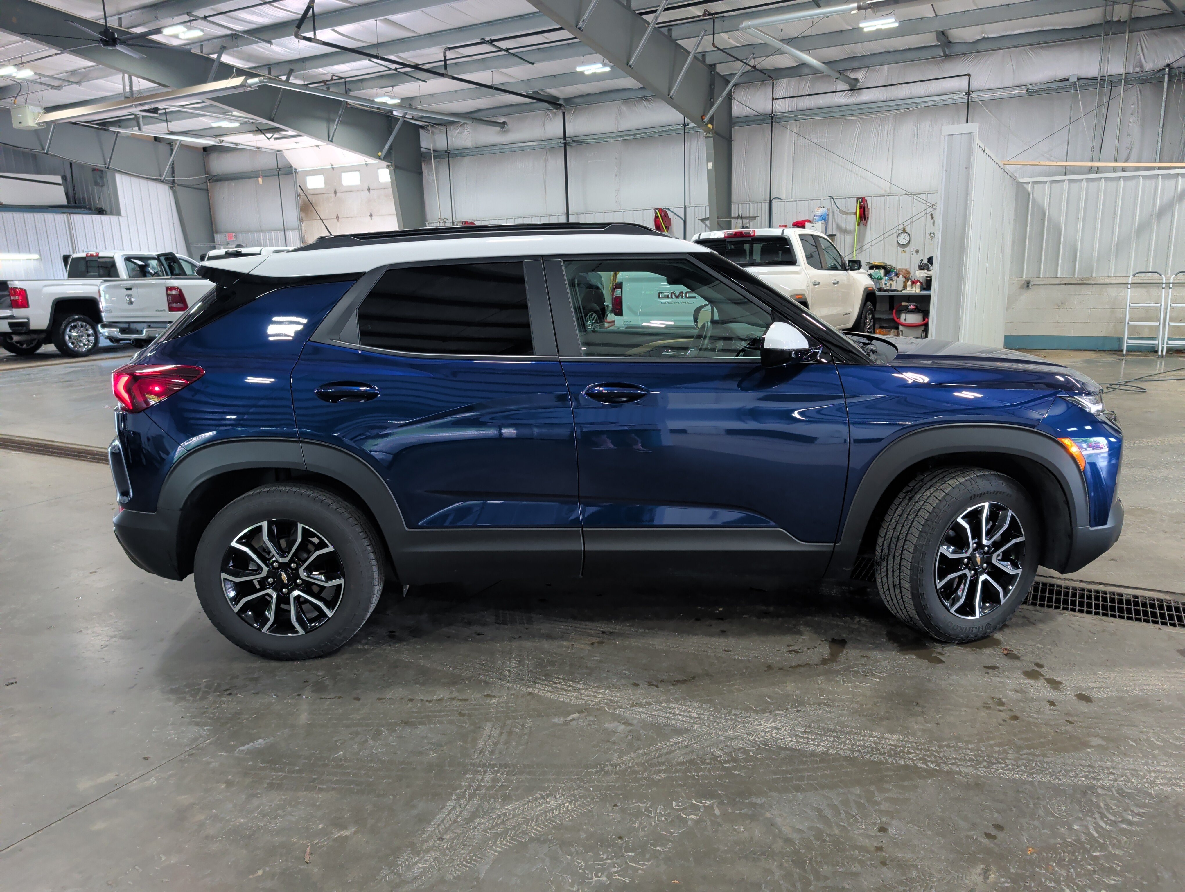 Used 2023 Chevrolet TrailBlazer ACTIV w/ Sun and Liftgate Package AWD/4WD image 2