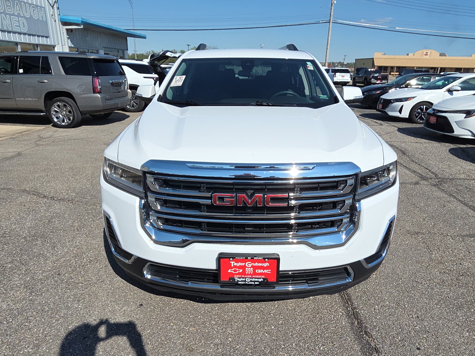 Used 2023 GMC Acadia SLE w/ Driver Convenience Package image 2