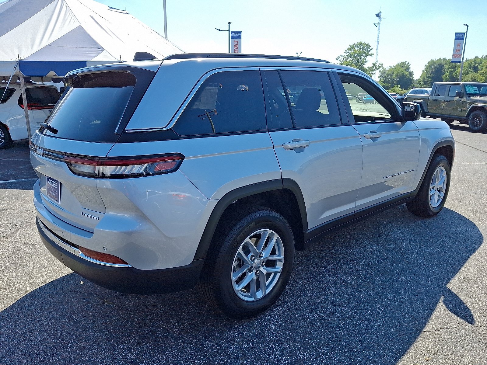 New 2025 Jeep Grand Cherokee Laredo X w/ Luxury Tech Group I AWD/4WD image 6