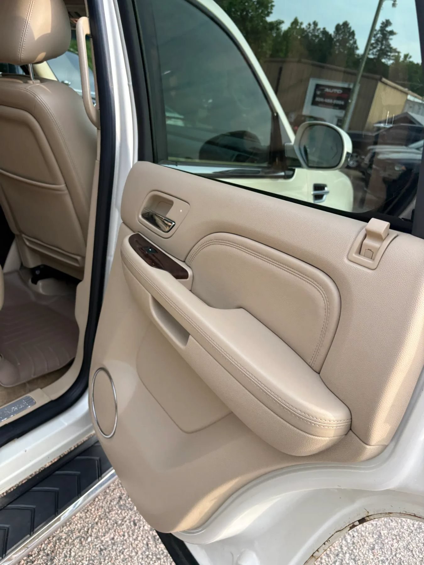 Used 2011 Cadillac Escalade Premium AWD/4WD image 24