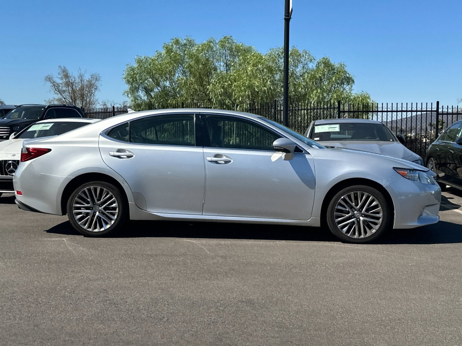Used 2014 Lexus ES 350 w/ Luxury Package FWD image 2