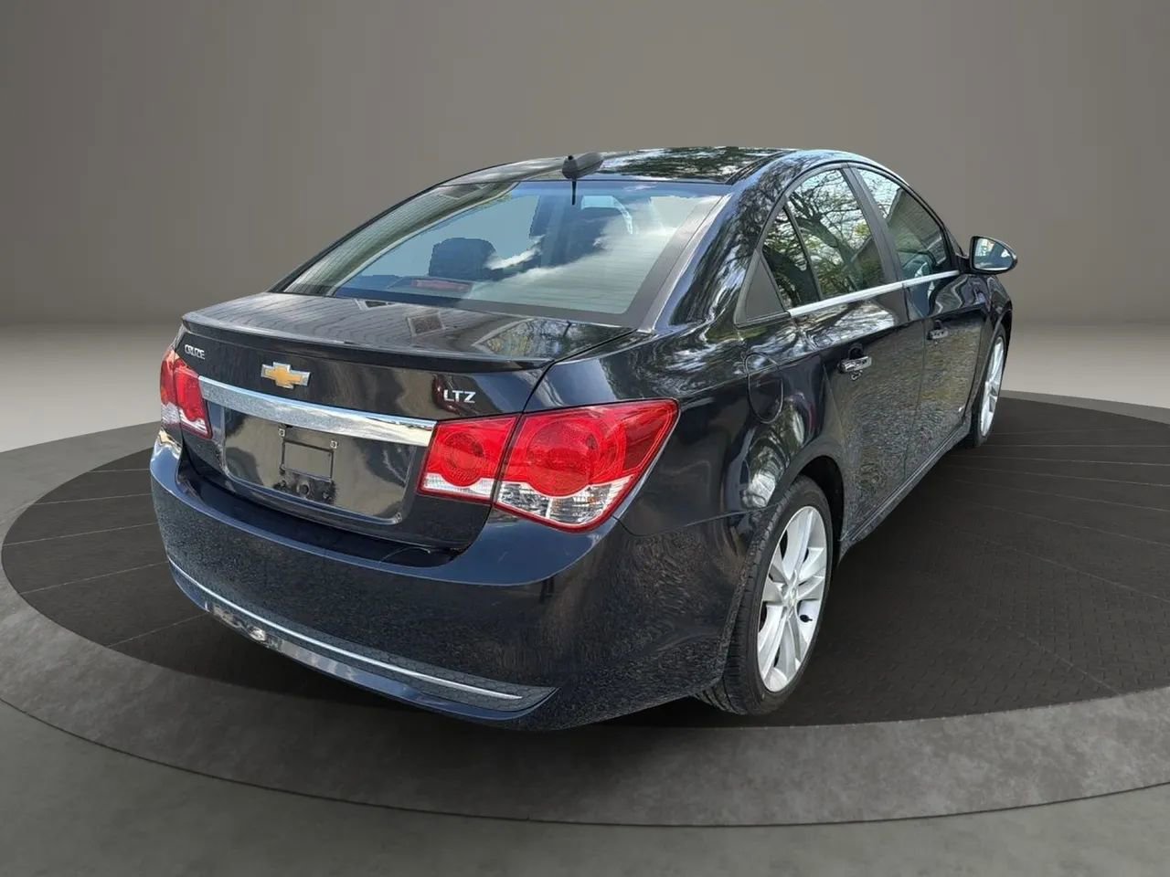 Used 2015 Chevrolet Cruze LTZ w/ Sun, Sound and Sport Package FWD image 12