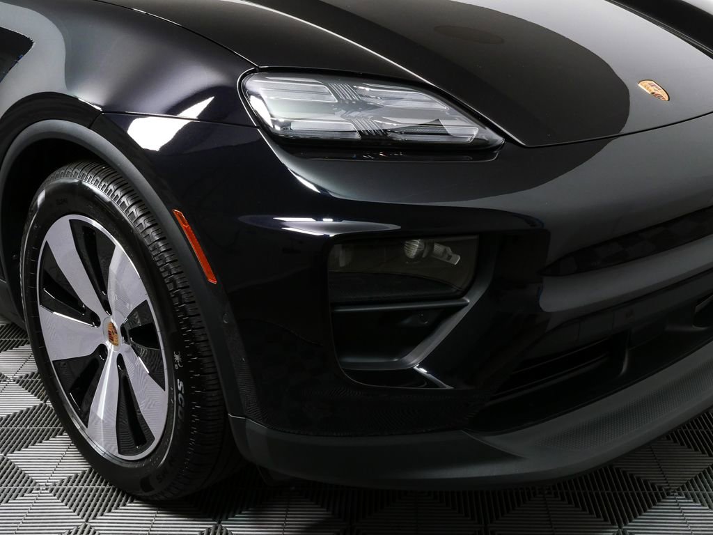 Certified 2025 Porsche Macan 4 Electric AWD/4WD image 38