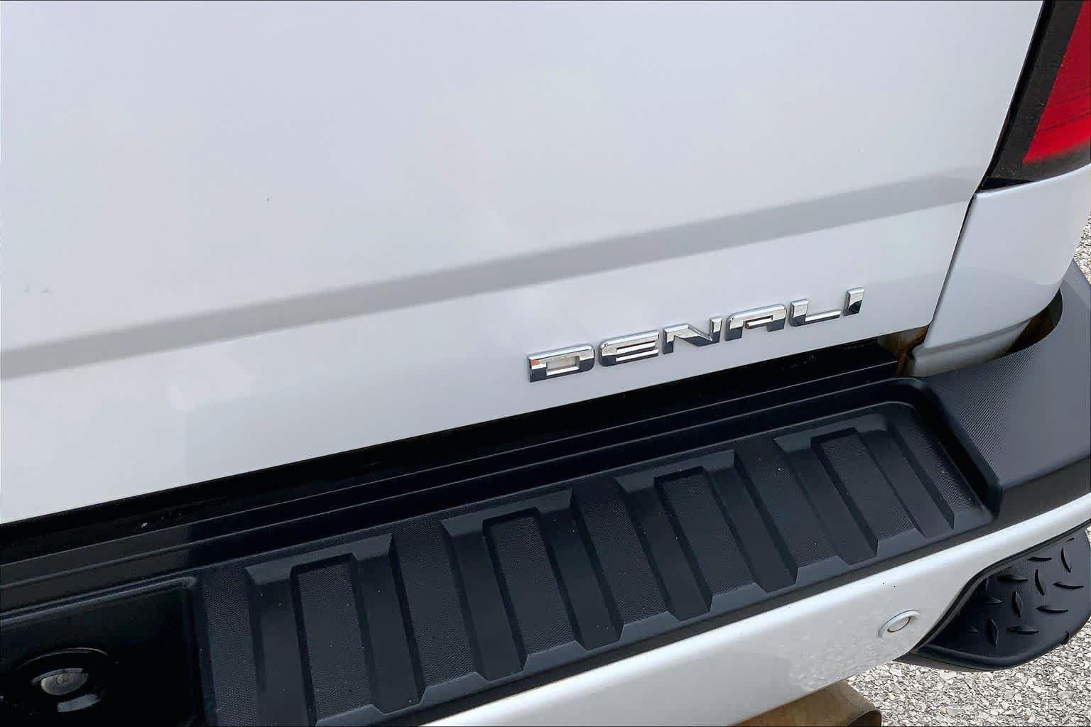 Used 2019 GMC Sierra 2500 Denali w/ Duramax Plus Package AWD/4WD image 10