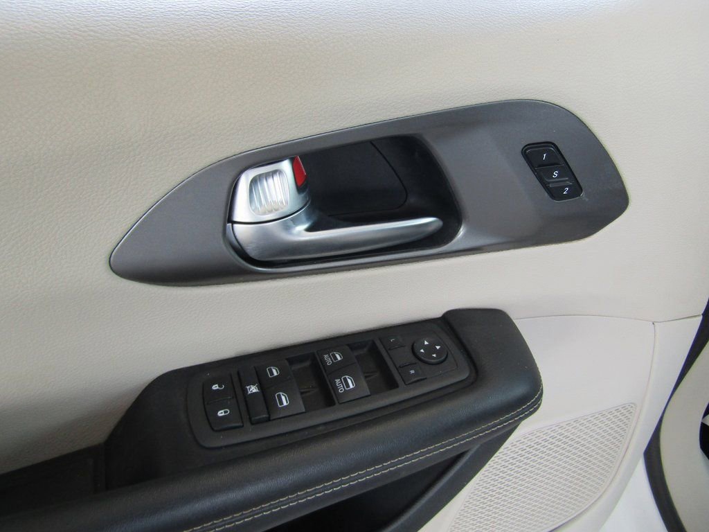 Used 2022 Chrysler Pacifica Touring-L image 23