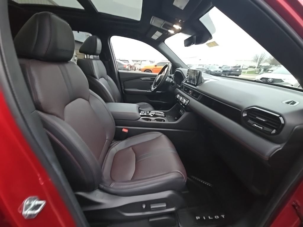 Used 2025 Honda Pilot Black Edition image 34