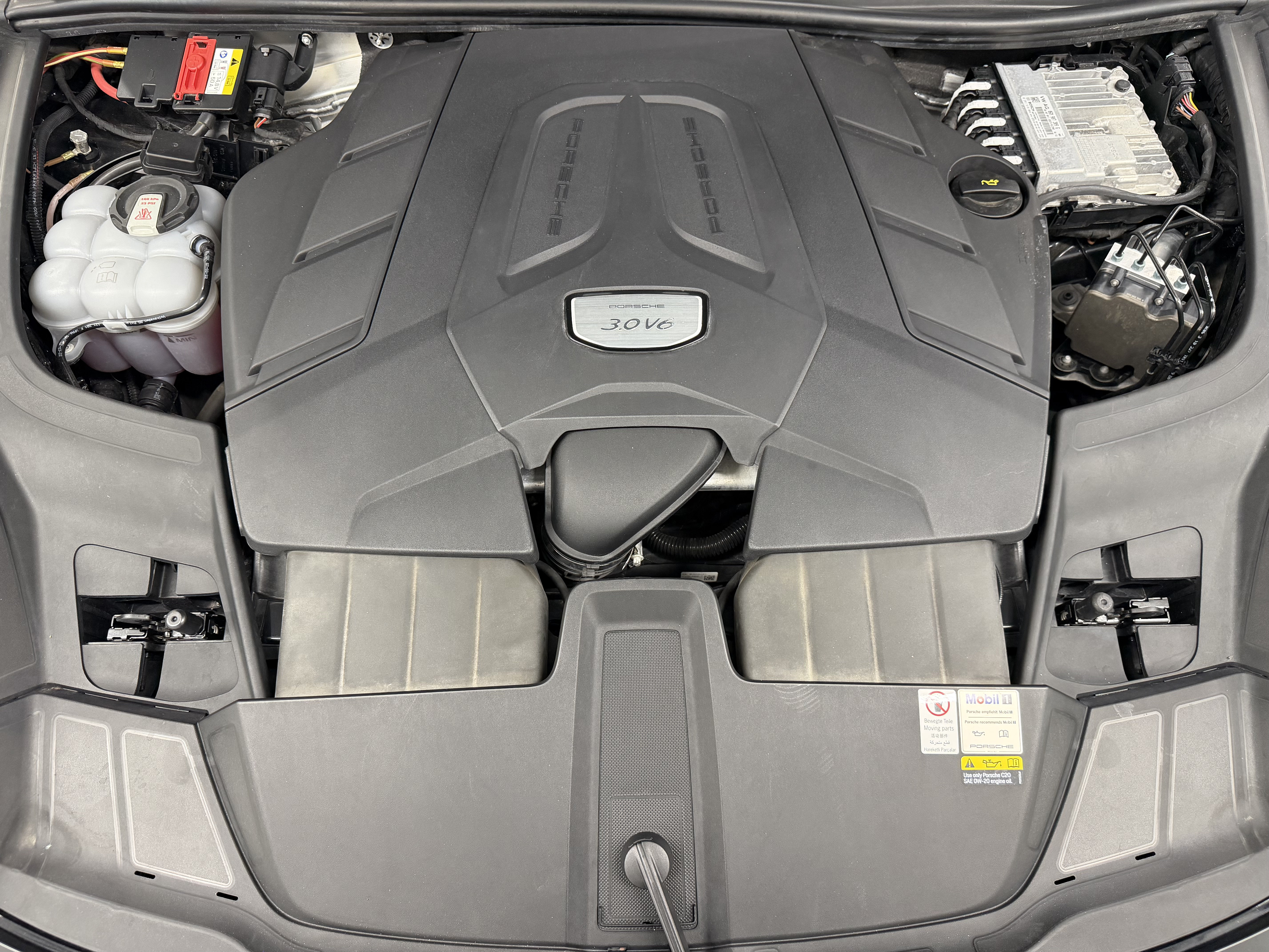 Certified 2022 Porsche Cayenne Platinum Edition AWD/4WD image 64