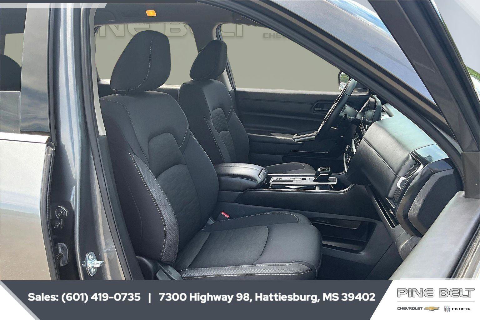 Used 2025 Nissan Pathfinder SV image 6