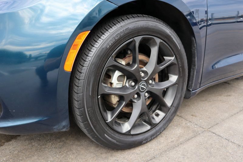 Used 2025 Chrysler Pacifica Limited FWD image 8