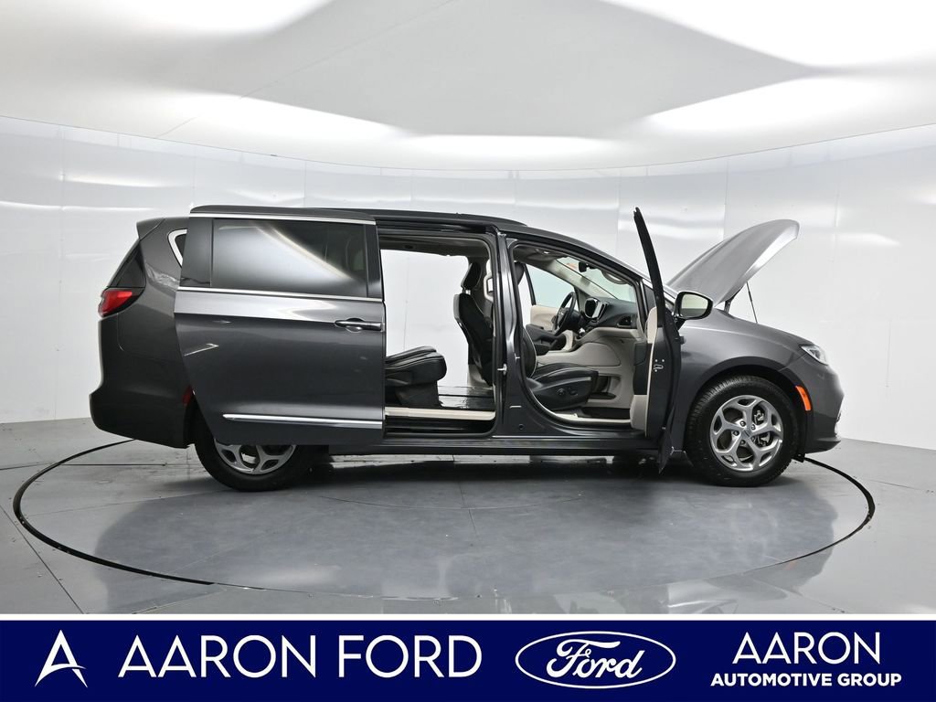 Used 2023 Chrysler Pacifica Limited image 4