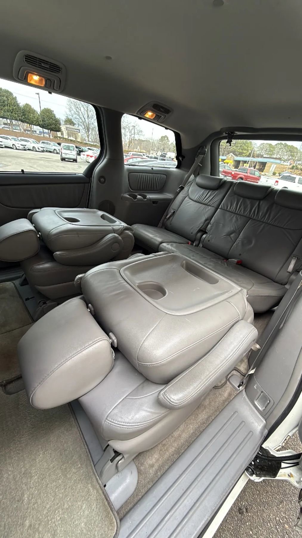 Used 2010 Toyota Sienna XLE FWD image 27