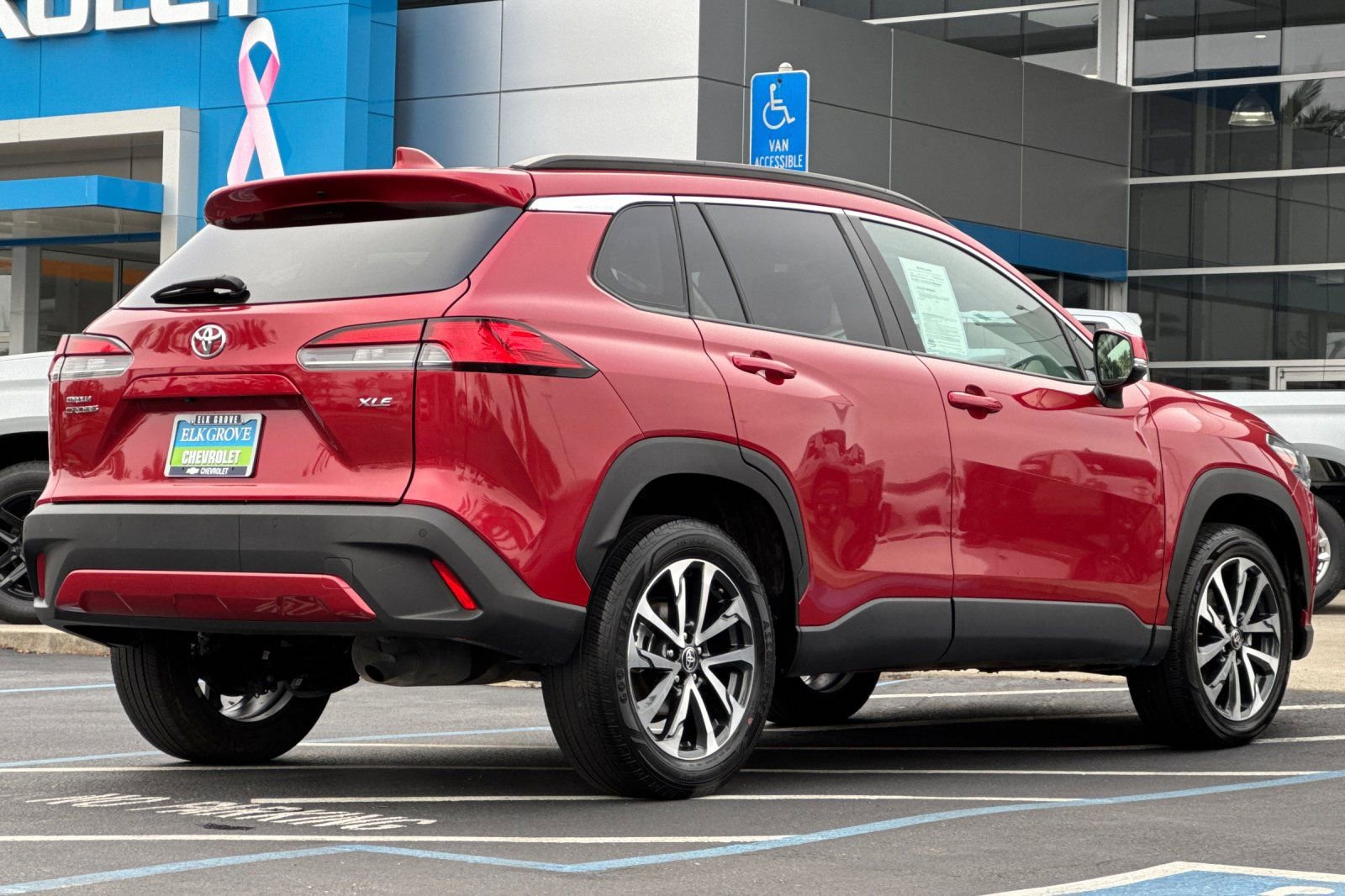 Used 2024 Toyota Corolla Cross XLE image 3
