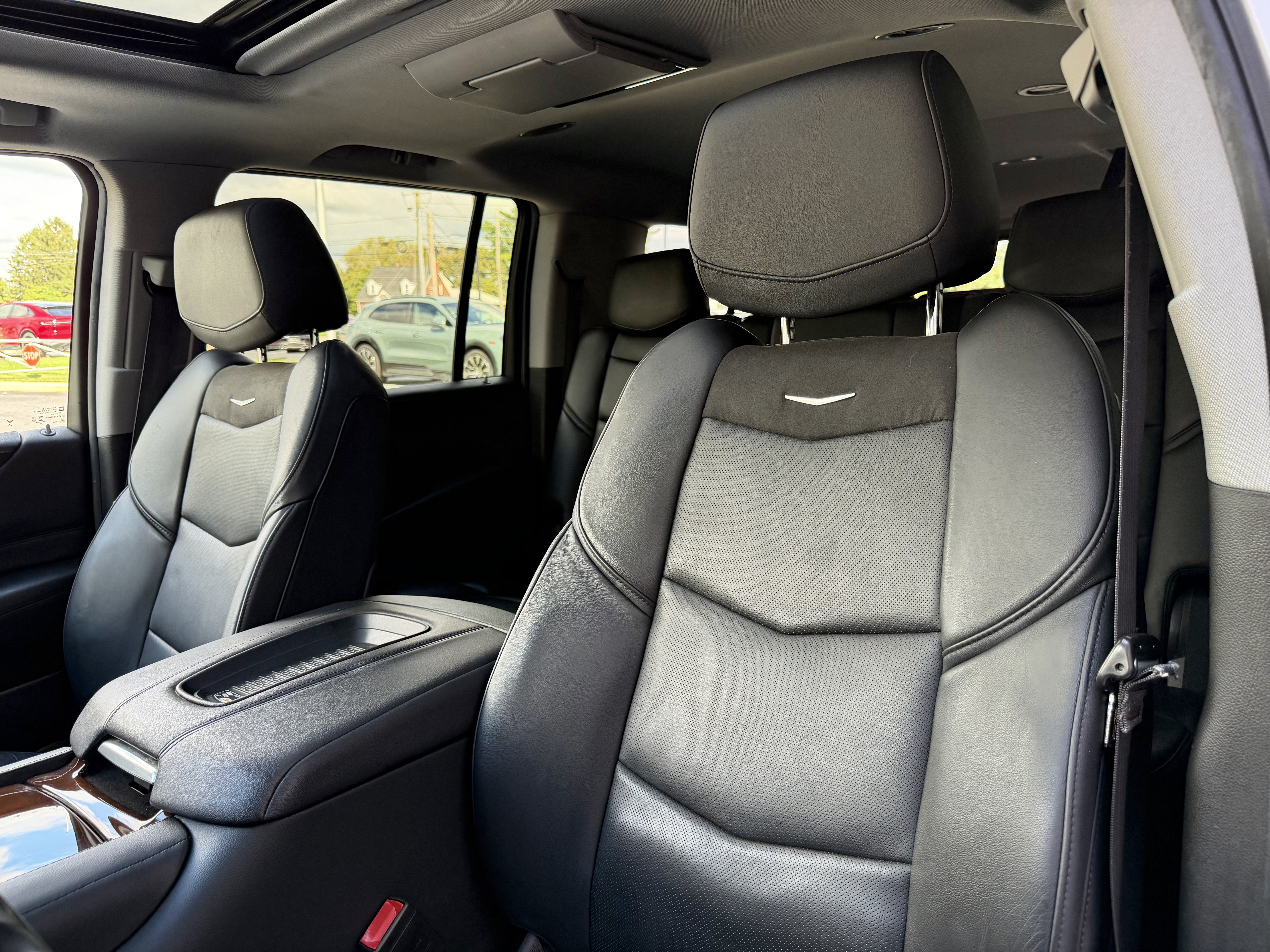 Used 2019 Cadillac Escalade ESV Luxury AWD/4WD image 34