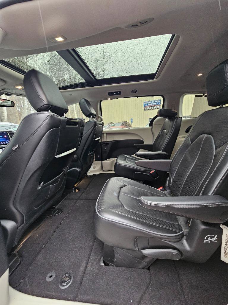 Used 2017 Chrysler Pacifica Limited FWD image 40