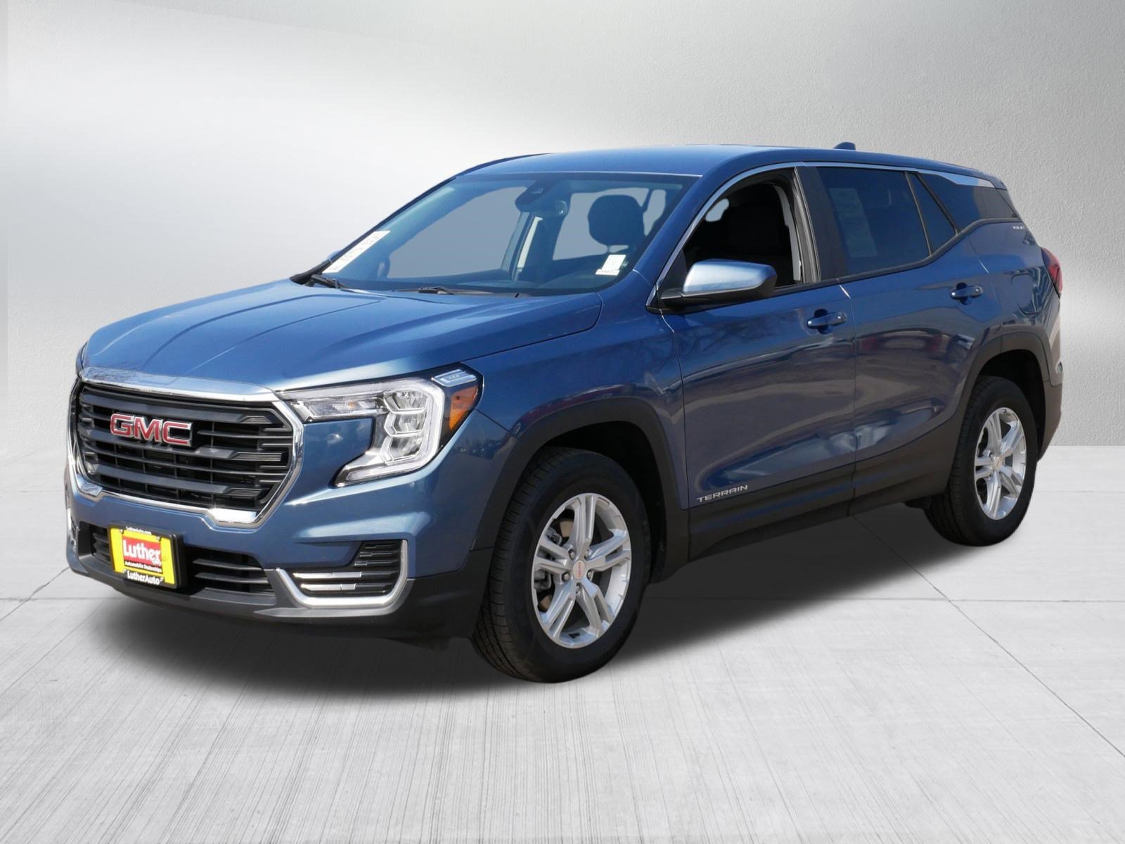 Used 2024 GMC Terrain SLE image 3