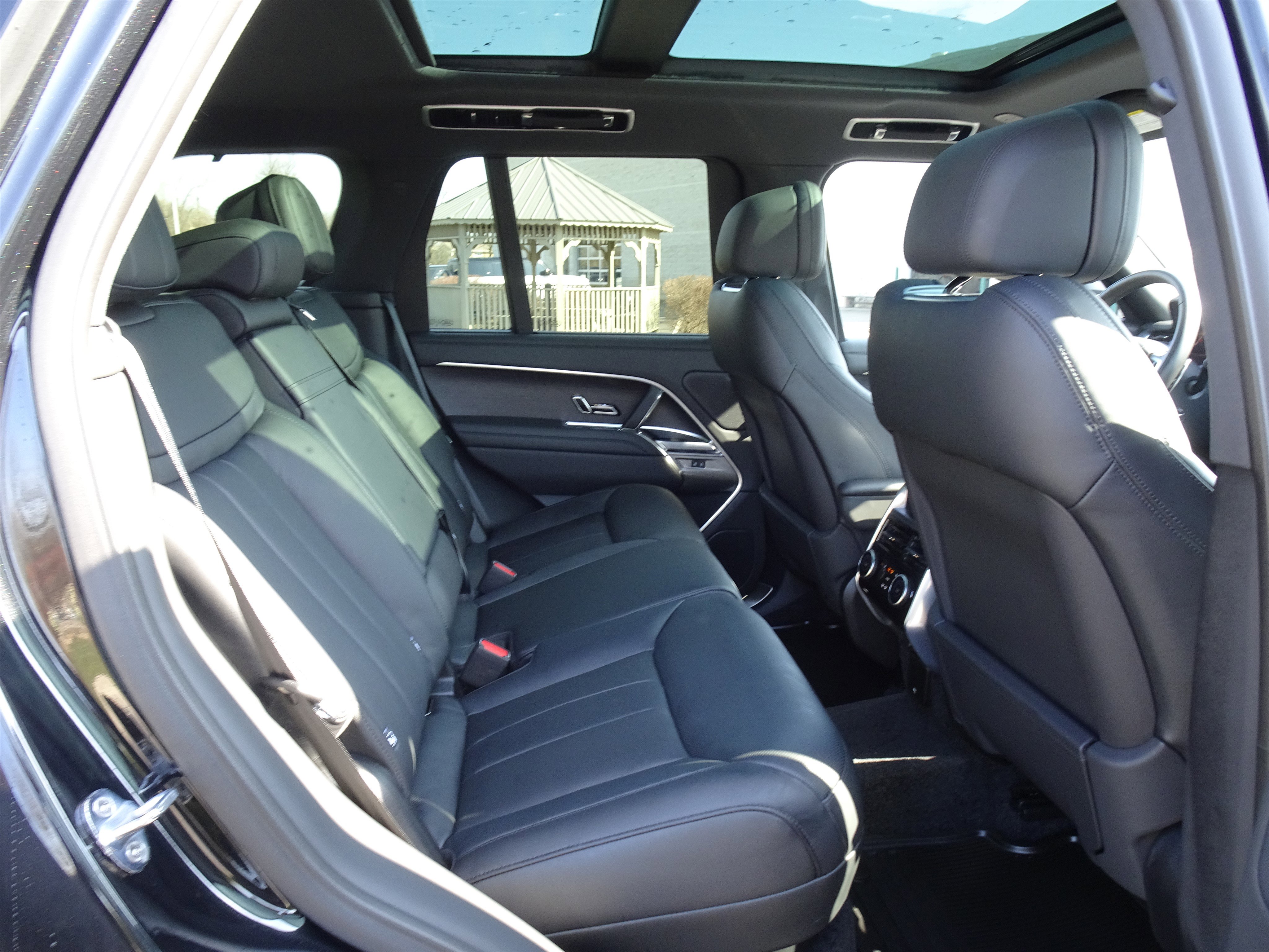 Certified 2025 Land Rover Range Rover SE image 22