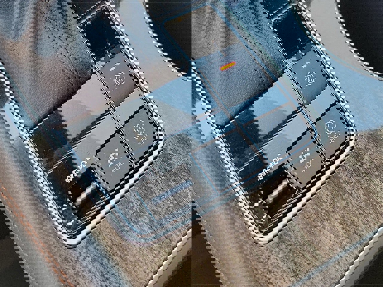 Used 2025 Toyota Sienna Limited image 29