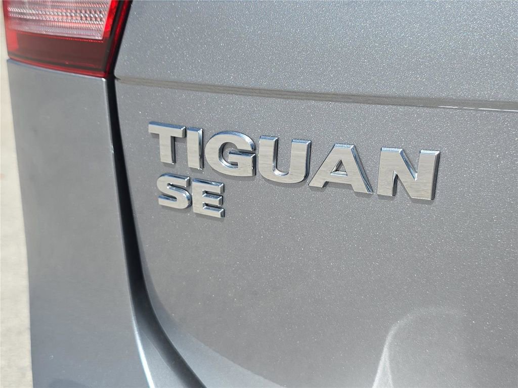 Used 2021 Volkswagen Tiguan SE w/ Panoramic Sunroof Package FWD image 7