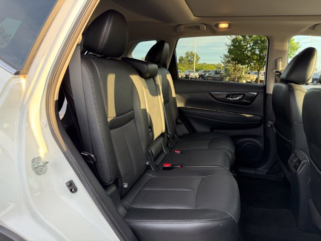 Used 2017 Nissan Rogue SL w/ SL Premium Package AWD/4WD image 18