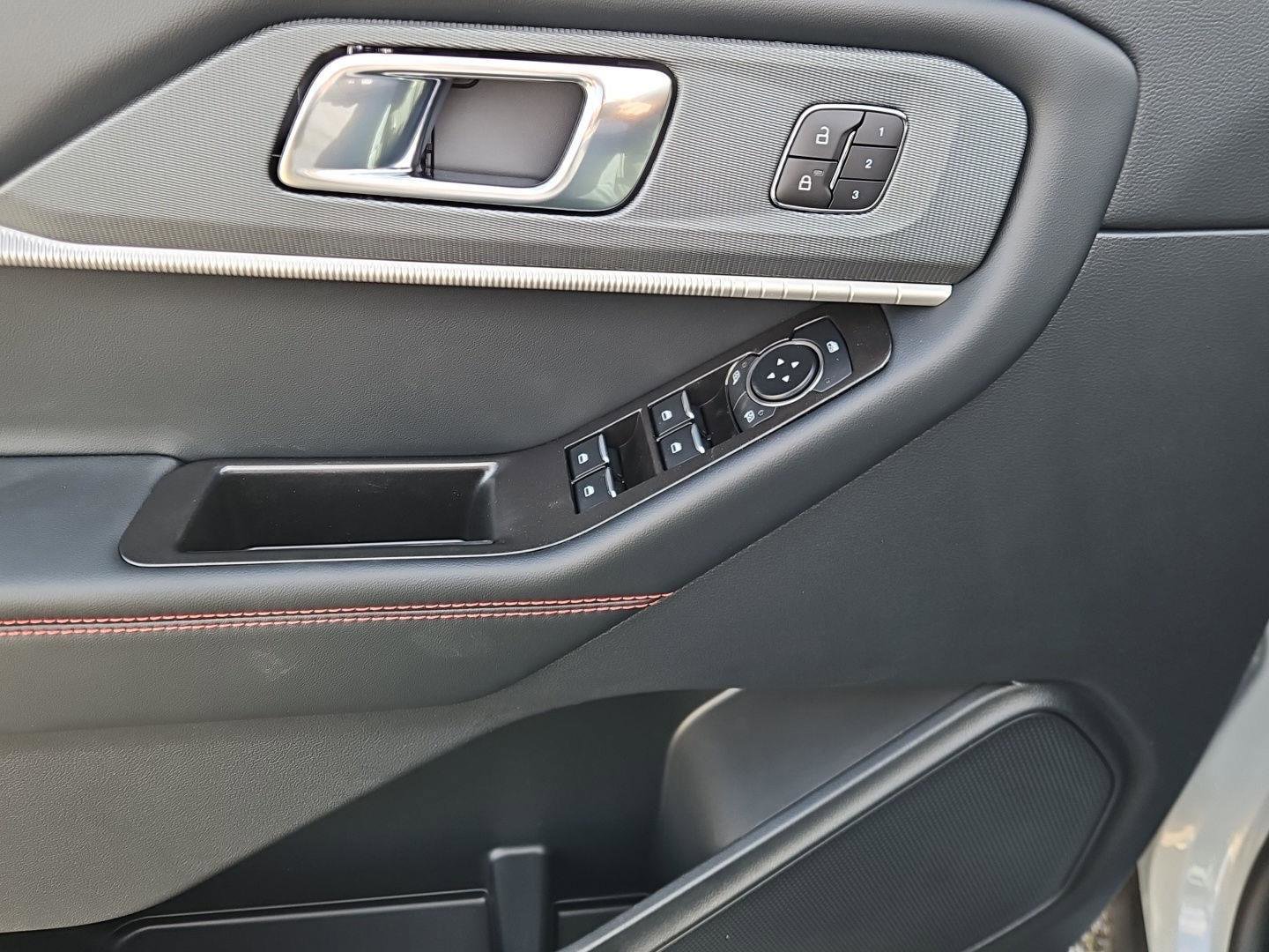 New 2026 Ford Explorer ST-Line w/ ST-Line Street Pack image 13