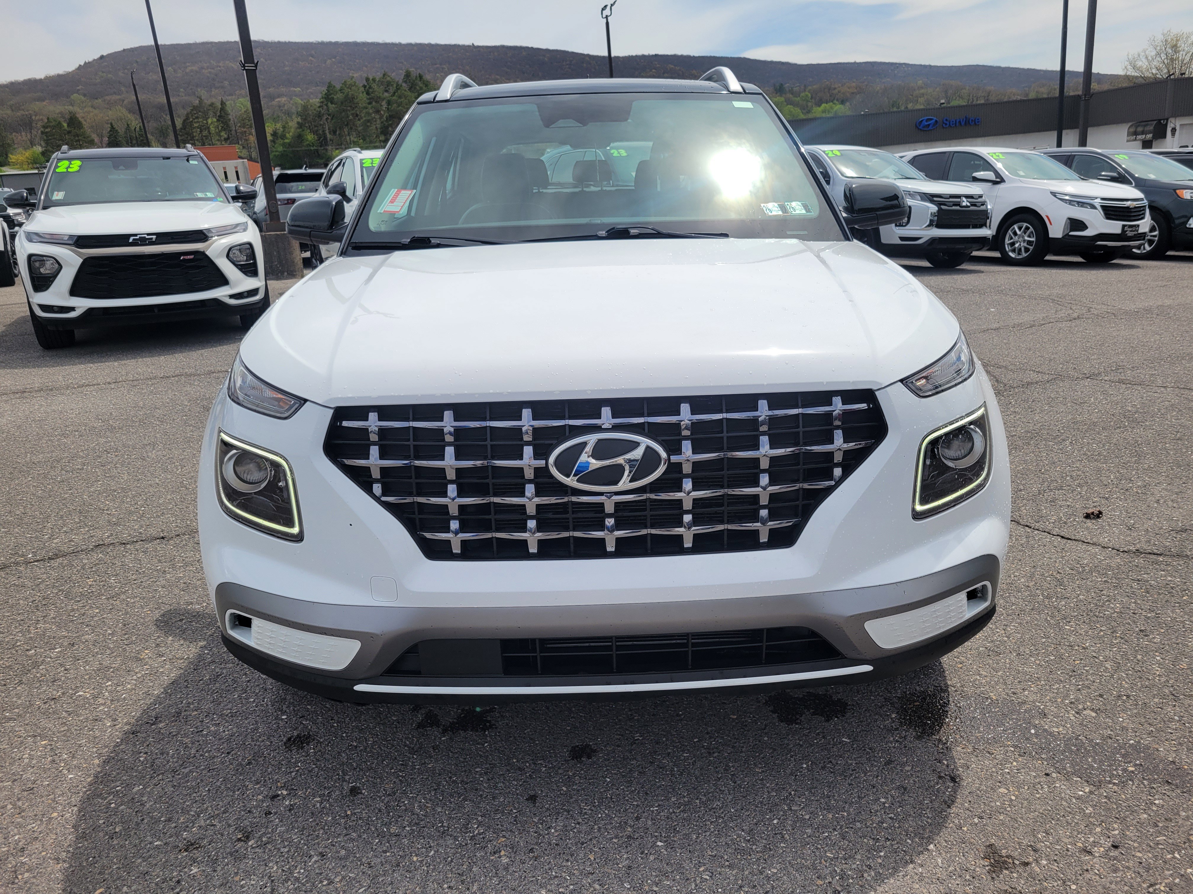 Used 2023 Hyundai Venue Limited image 6