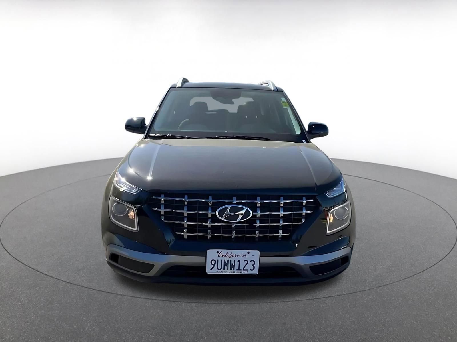 Used 2025 Hyundai Venue SEL FWD image 4