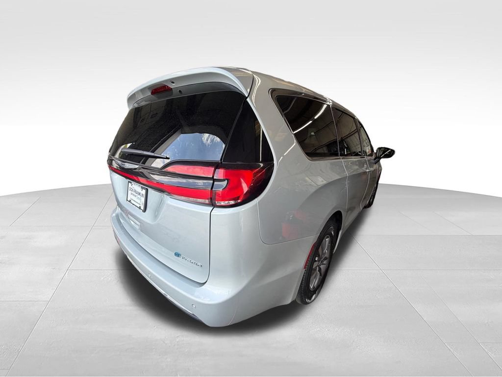 Used 2023 Chrysler Pacifica Touring-L FWD image 5