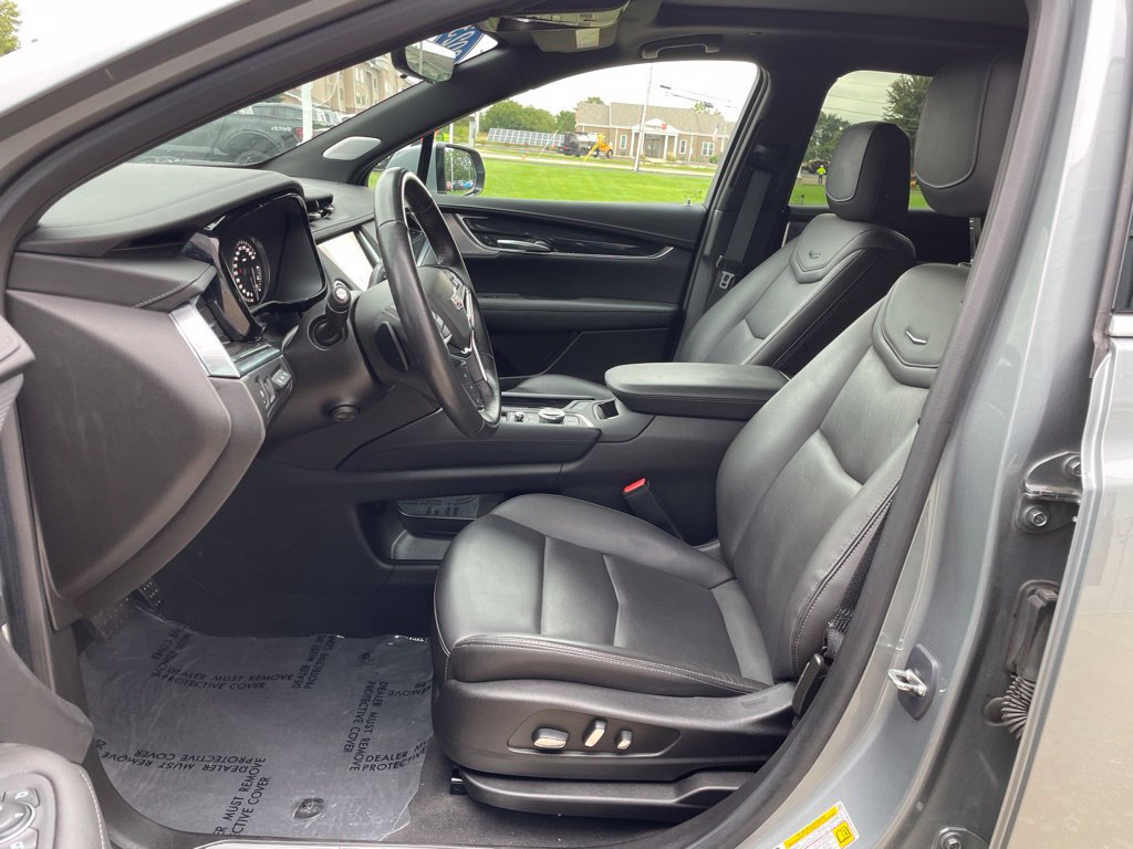 Used 2023 Cadillac XT5 Premium Luxury w/ Technology Package AWD/4WD image 8