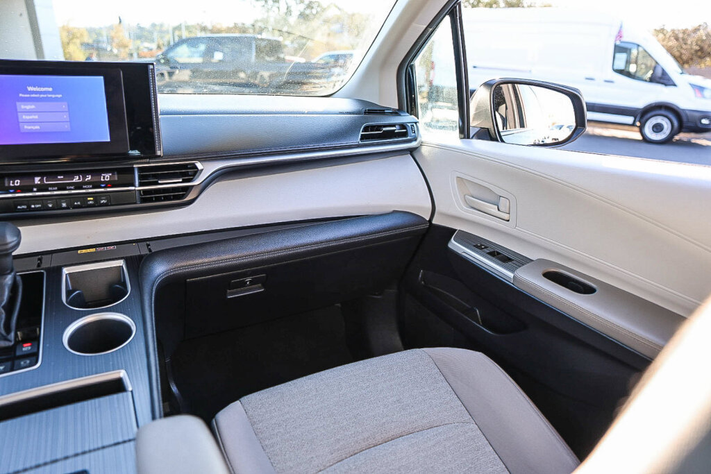 Used 2025 Toyota Sienna LE FWD image 5