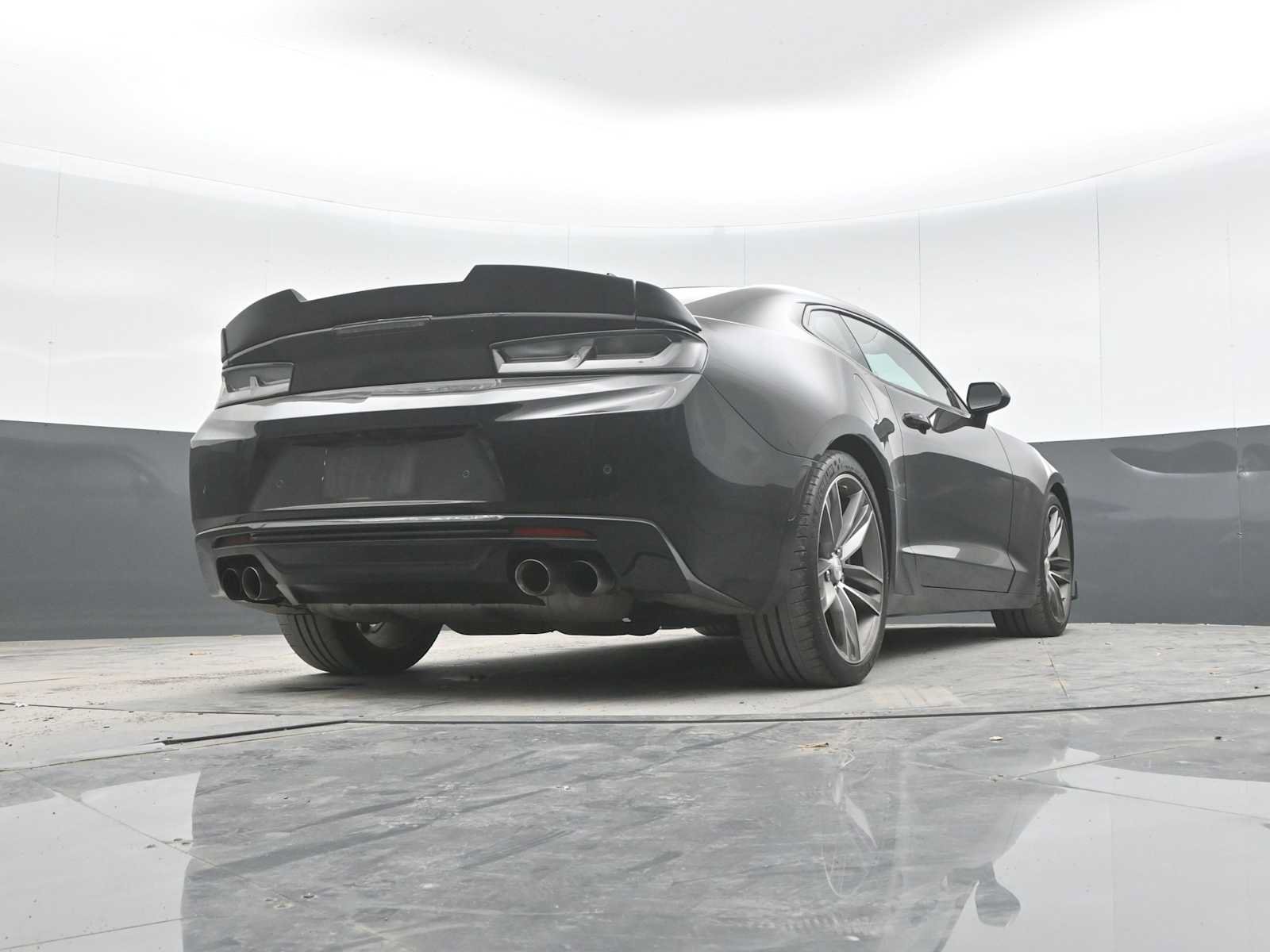 Used 2018 Chevrolet Camaro SS RWD image 33