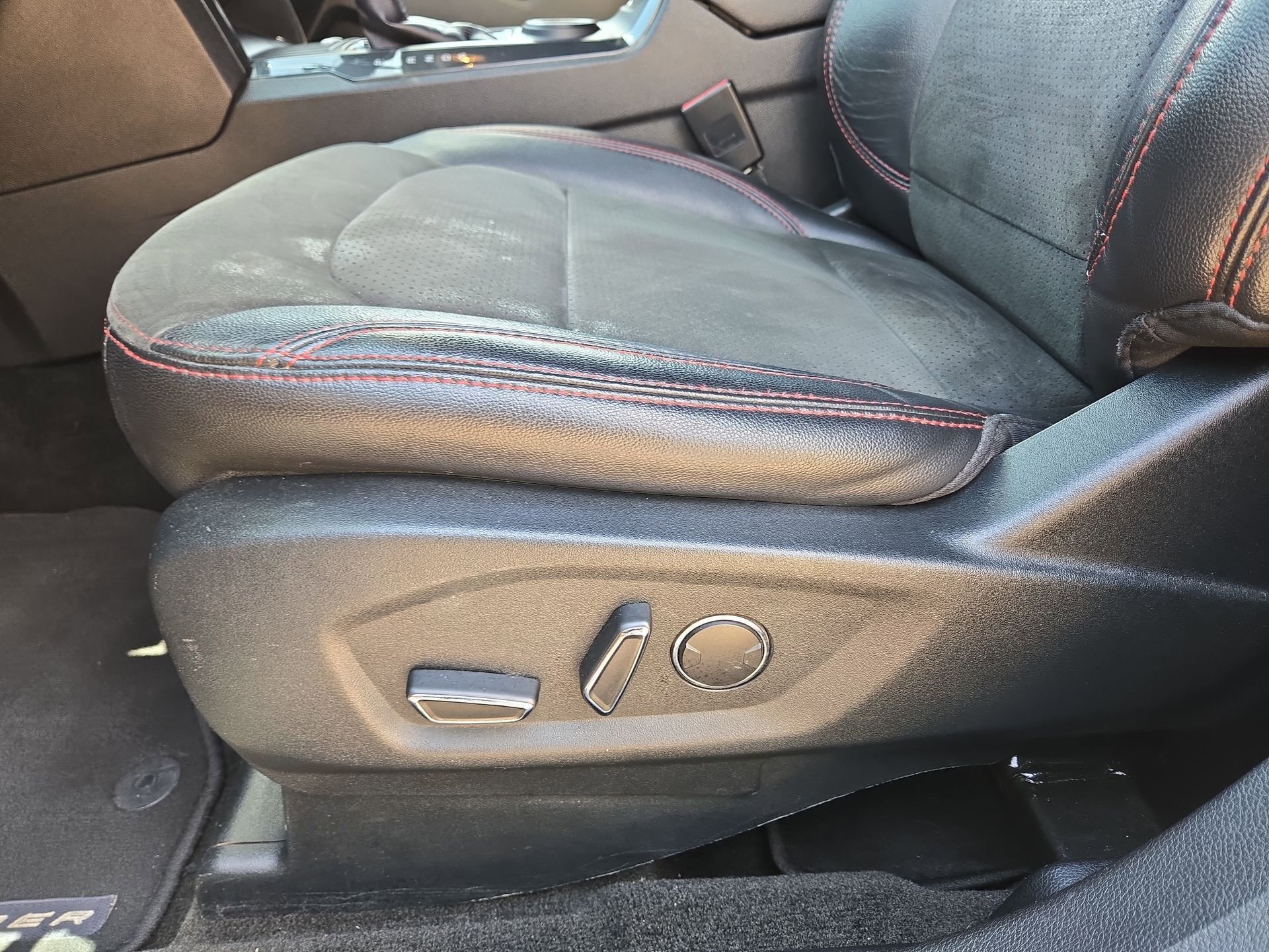 Used 2018 Ford Explorer XLT w/ Equipment Group 202A FWD image 17