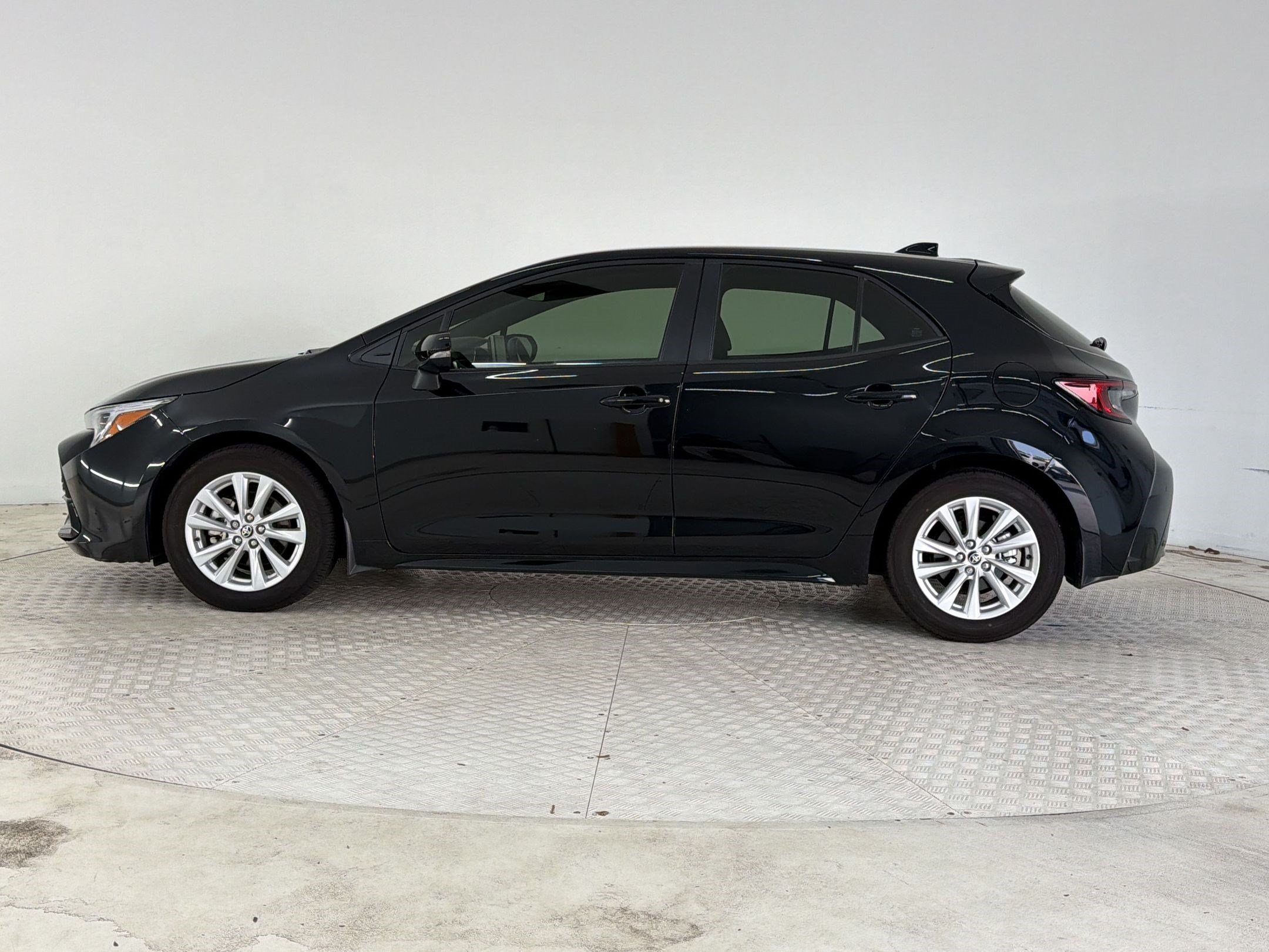 Used 2025 Toyota Corolla SE FWD image 2