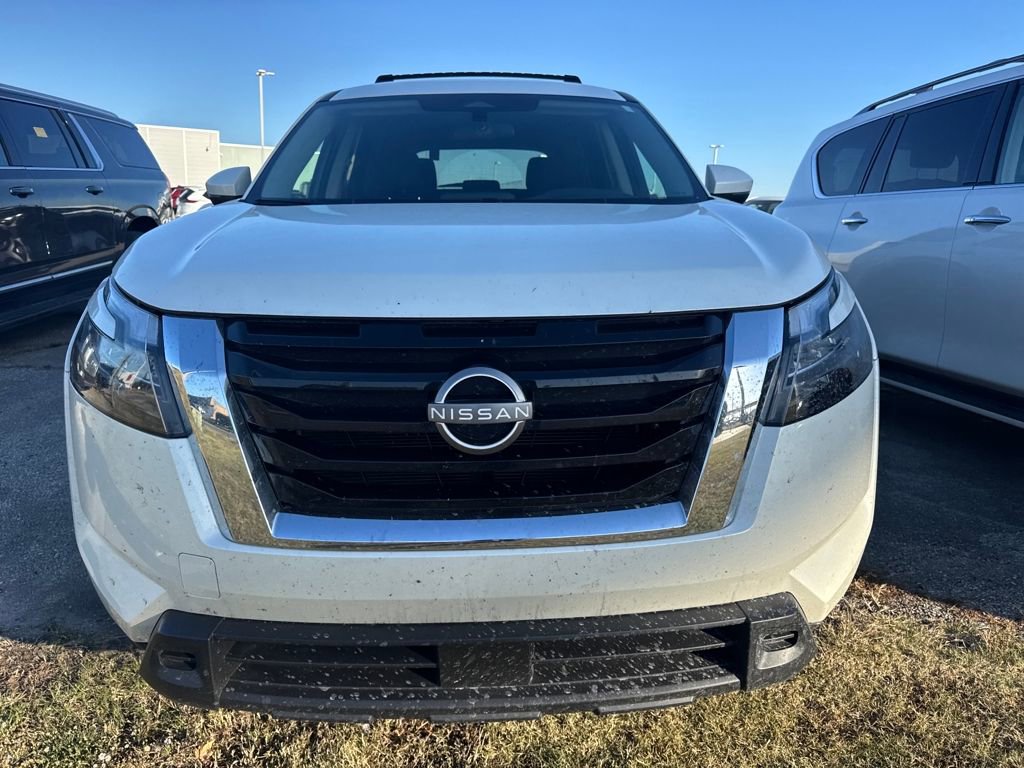 Used 2024 Nissan Pathfinder SV image 2