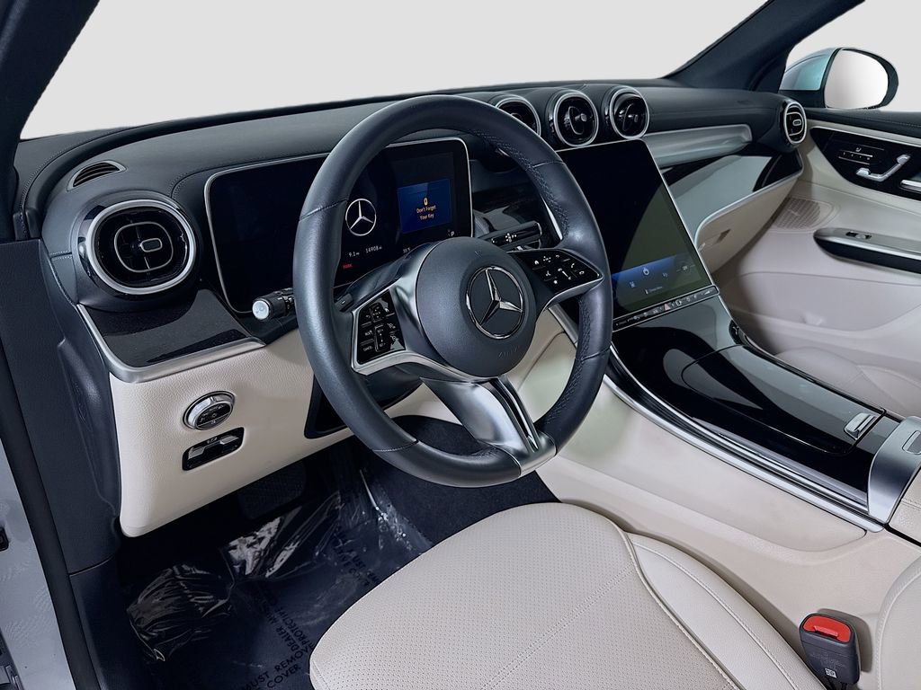 Used 2025 Mercedes-Benz GLC 350e 4MATIC image 9
