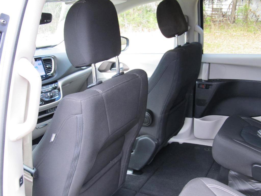 Used 2023 Chrysler Voyager LX image 27