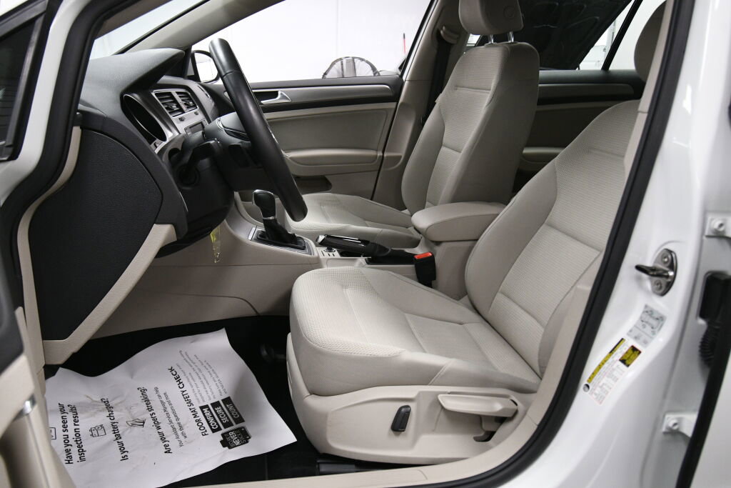 Used 2017 Volkswagen Golf S image 10