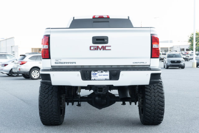Used 2017 GMC Sierra 2500 Denali w/ Duramax Plus Package AWD/4WD image 10